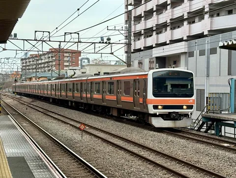 街を走るオレンジの電車