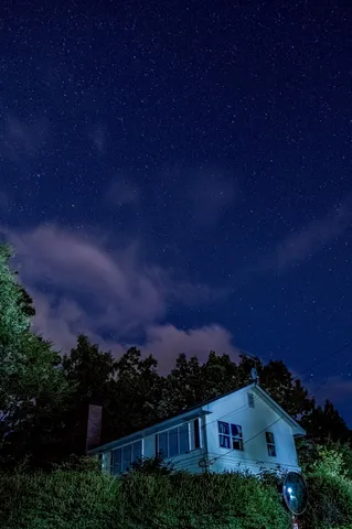 星空と静かな家影