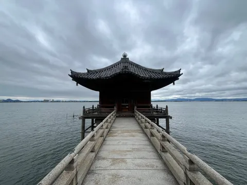 湖上の古刹、静寂の橋