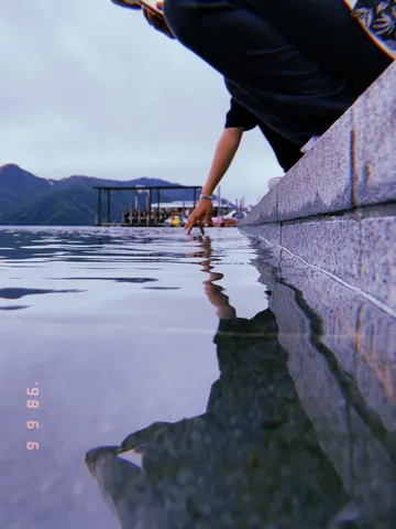 水面に映る静かな瞬間