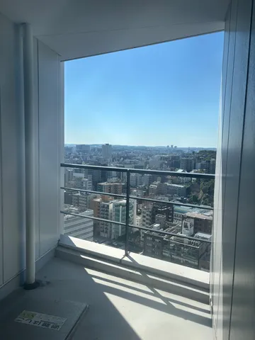 高層からの陽光と街景