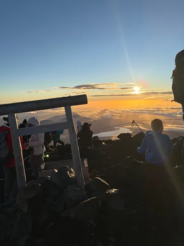 朝日と岩場の舞台