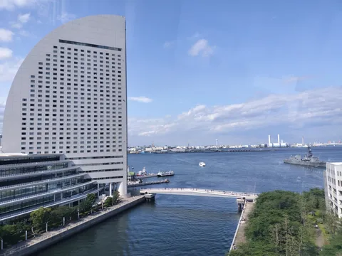 湾岸のモダン建築と青い水辺