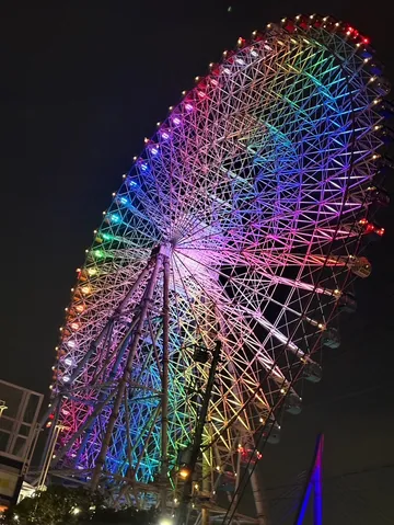 夜空を彩る七色の観覧車