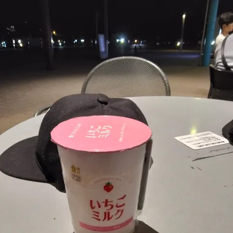 夜カフェでいちごミルク