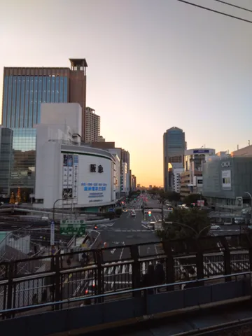夕暮れ時の都会の風景