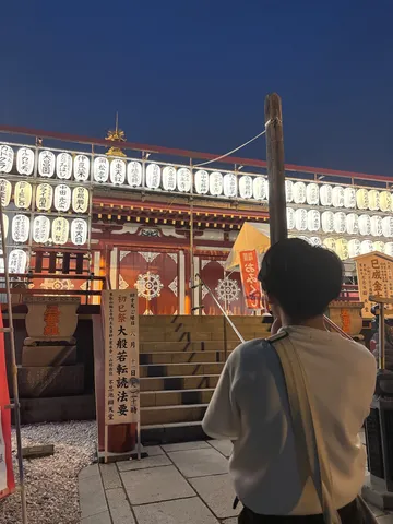 幻想的な夜の灯りと灯籠