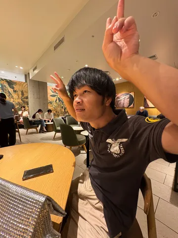 手のポーズが生む空気感