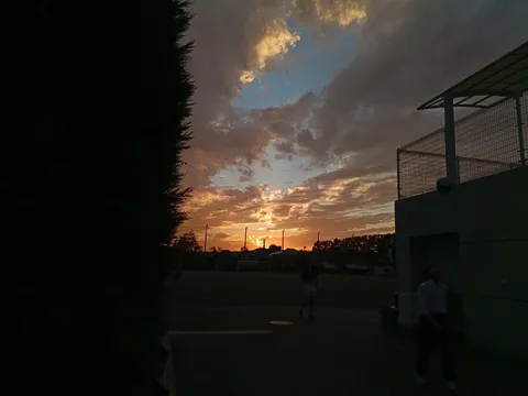 夕陽に染まる空と静かな運動場