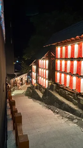 夜の階段に灯る、温かい提灯の光