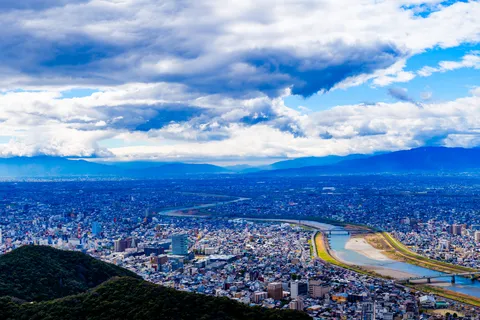 雲間から望むダイナミックな街並み