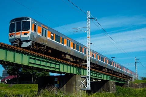 青空と鉄橋をゆく列車
