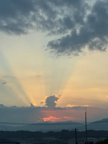 雲間から漏れる光の祈り