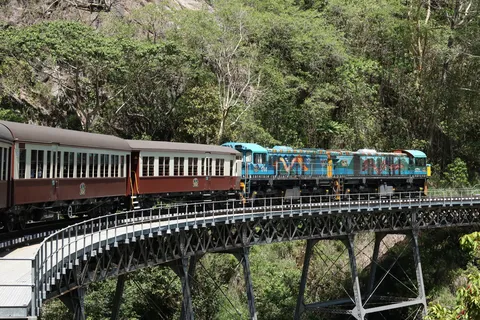 鉄橋を渡るカラフルな列車