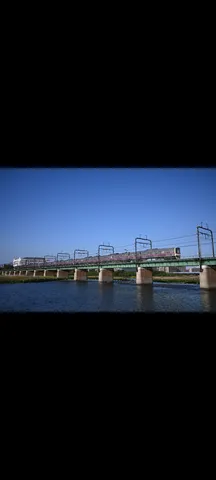 青空の下、鉄橋を渡る列車