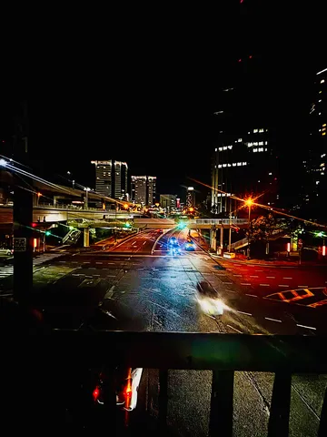 都会の夜景、流れる光の軌跡