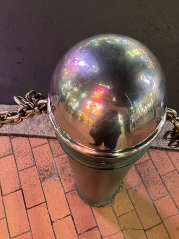 光の球が街を映す夜