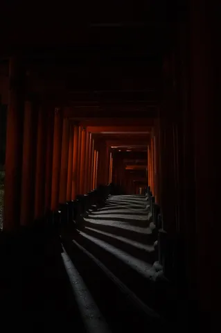 幽玄なる朱色の回廊