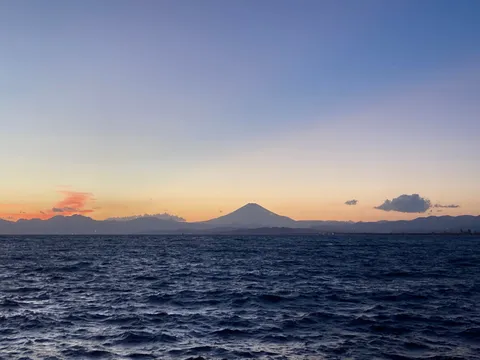 水平線に浮かぶ神秘のシルエット