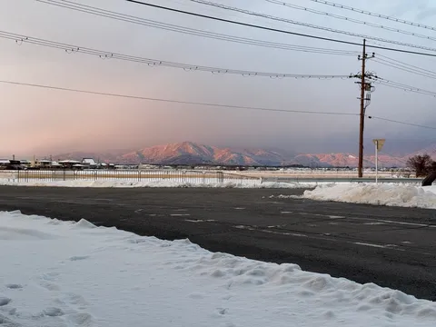 静寂の雪景色、淡く染まる山