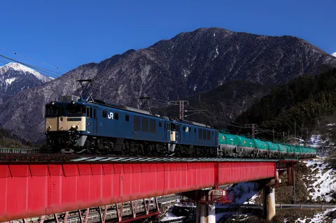 赤橋を渡る、雪山の列車旅