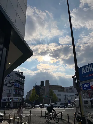 光と影、街角の自転車