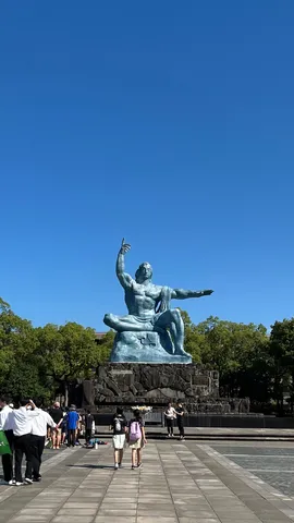 空を見つめる巨人の視線