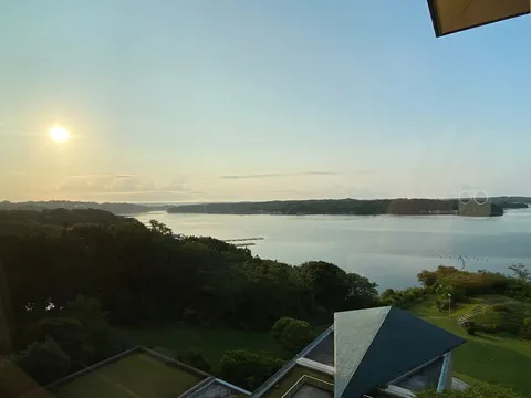 海辺に沈む、太陽の輪っか