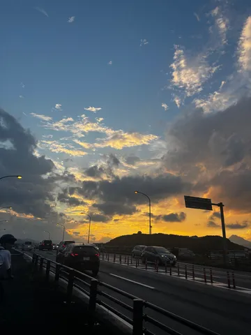 夕暮れの橋上に灯る光