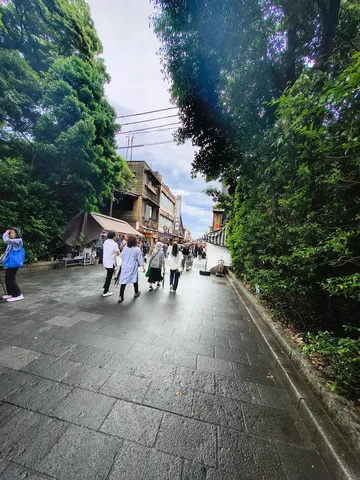 雨上がりの石畳、賑わう参道