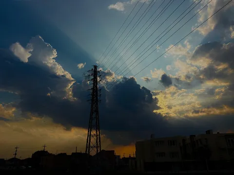 ドラマチックな空と送電塔