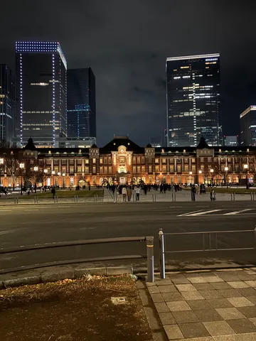 夜の駅舎と光の摩天楼
