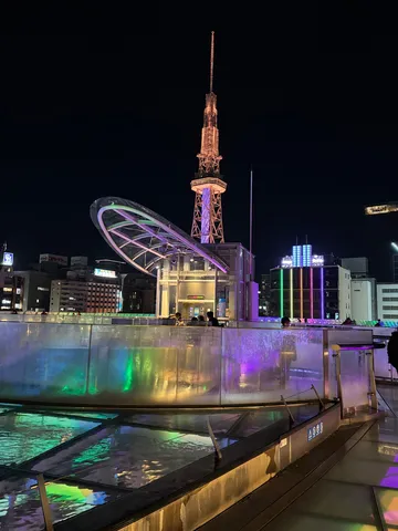 色彩豊かな夜のオアシス