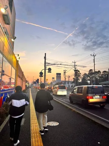 交差する航跡が彩る黄昏の道