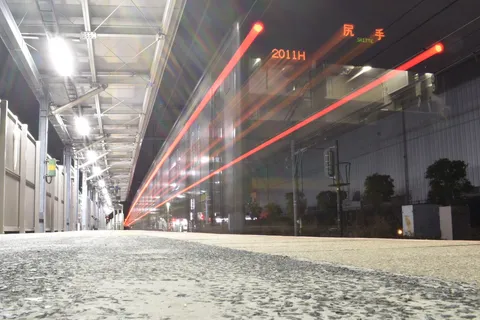 夜のホームを彩る光跡