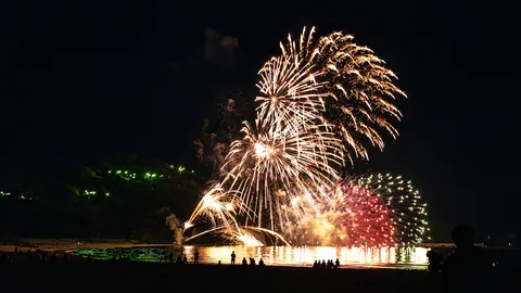 夜空に咲く華、光のシャワー