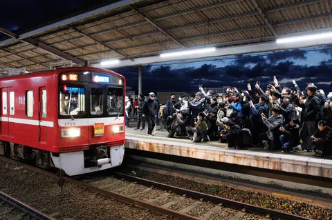 赤い車両とカメラの嵐
