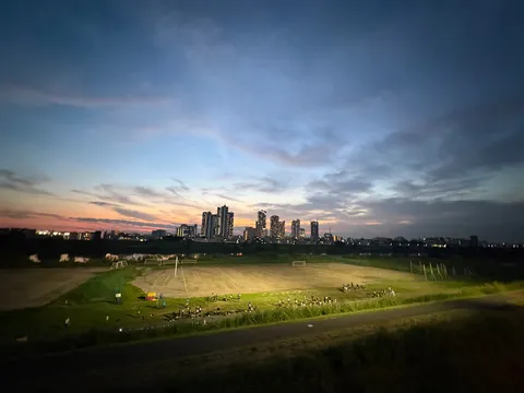 夕暮れと都市の境界線