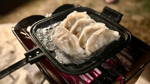 焚き火でジュワッ！餃子の誘惑
