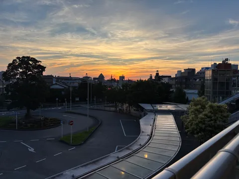 茜色の空と街の静けさ