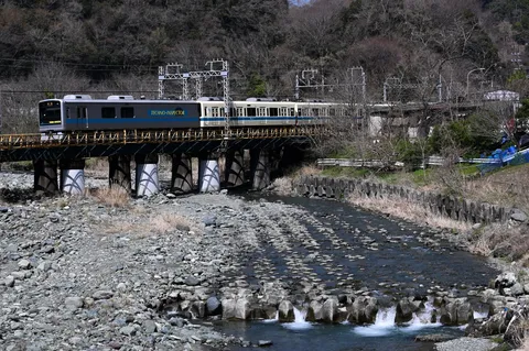 鉄路と渓流、春の訪れ
