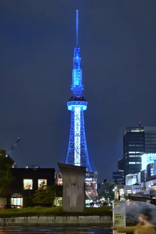 夜景の青い塔が呼ぶ