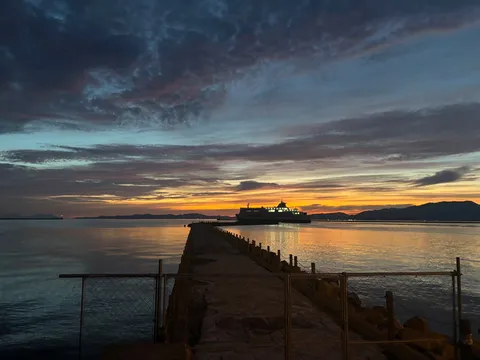 夕闇を駆けるフェリーの旅路