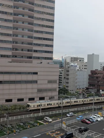 都会を走る電車の日常
