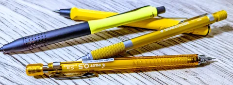 筆記具の並び方、バッチリ決まってる！
