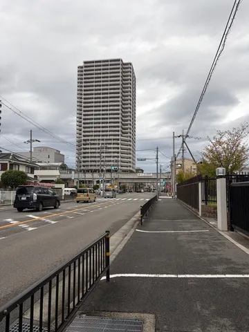 高層と街角の静かな呼吸
