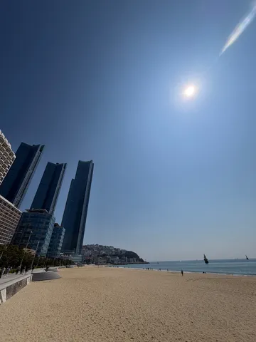 青空と摩天楼が織りなす浜辺