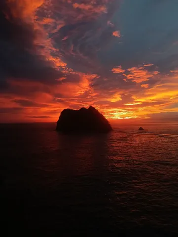 燃える夕焼けと孤高の島