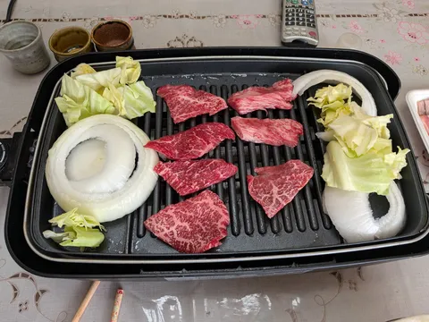 網目の上で輝く霜降り肉