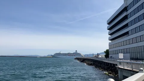 船出を待つ穏やかな港